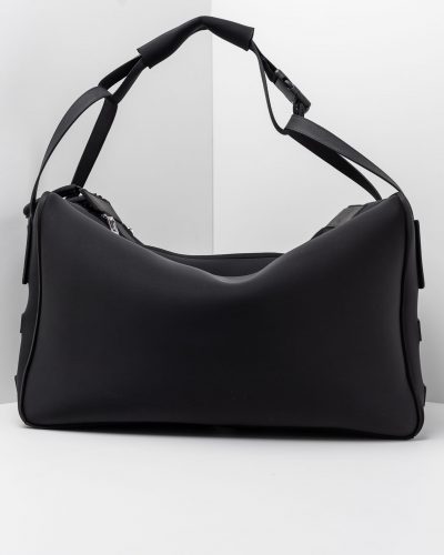 Una borsa lavabile effetto neoprene della collezione Travel di APbag, prodotta da Artpelle e disegnata dal designer Stefano Galandrini. Nella foto, il modello Travel Bag Grande nel colore nero