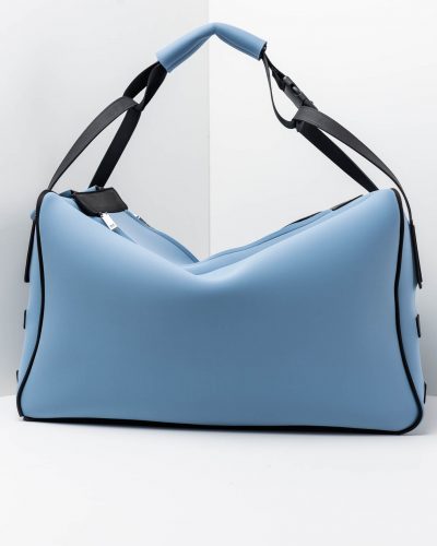 Una borsa lavabile effetto neoprene della collezione Travel di APbag, prodotta da Artpelle e disegnata dal designer Stefano Galandrini. Nella foto, il modello Travel Bag Grande nel colore carta da zucchero