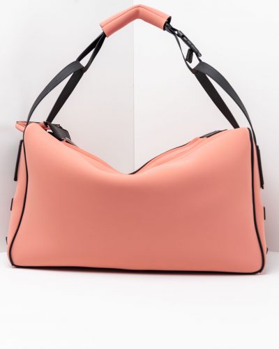Una borsa lavabile effetto neoprene della collezione Travel di APbag, prodotta da Artpelle e disegnata dal designer Stefano Galandrini. Nella foto, il modello Travel Bag Grande nel colore rosa