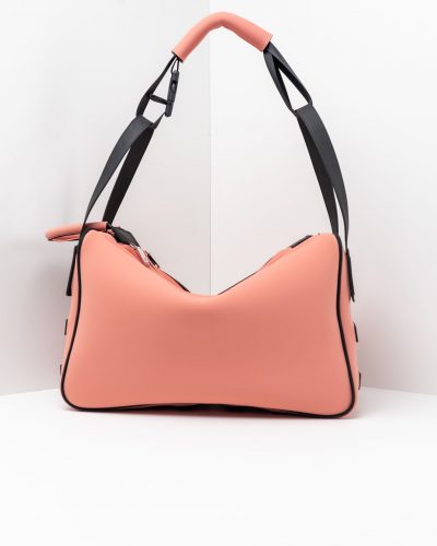 Una borsa lavabile effetto neoprene della collezione Travel di APbag, di colore rosa, prodotta da Artpelle e disegnata dal designer Stefano Galandrini.