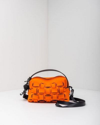 Una foto frontale del Bauletto Madison di APbag, una borsa lavabile effetto neoprene nella colorazione arancio.