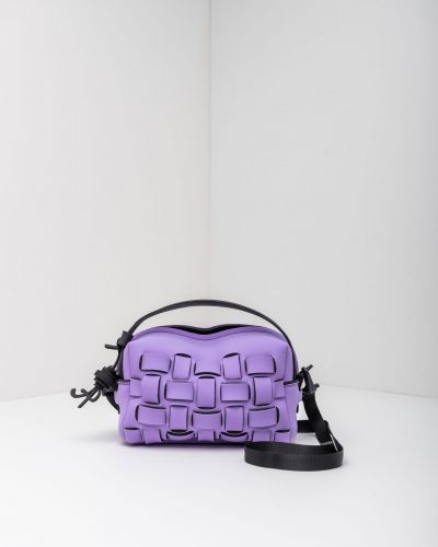 Una foto frontale del Bauletto Madison di APbag, una borsa lavabile effetto neoprene nella colorazione lilla.