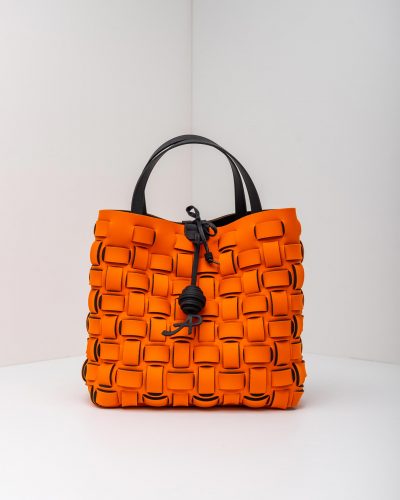 Una foto frontale della Shopping Madison di APbag, una borsa lavabile effetto neoprene nella colorazione arancio.