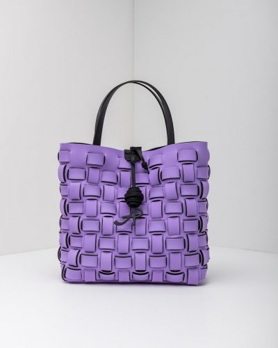 Una foto frontale della Shopping Madison di APbag, una borsa lavabile effetto neoprene nella colorazione lilla.